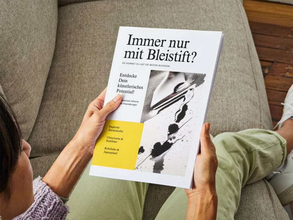 Genial Zeichnen - Materialien Broschüre - Blick über Schulter einer Person auf dem Sofa - Bild - copyright Maja Oschmann und Canva pty ltd